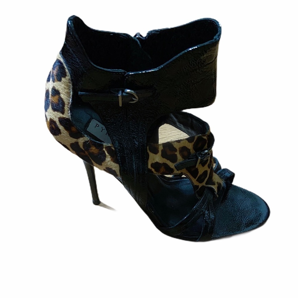 Pyramidis signature Leather Leopard Sandal